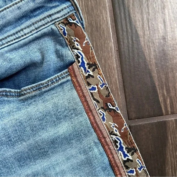 Anthropologie Pilcro Mid-Rise Slim Boyfriend Jeans Embroidered Camo Sz 26 - Picture 5 of 11